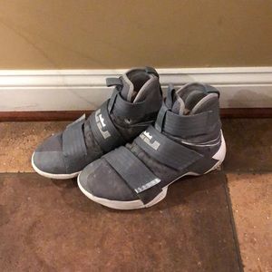 Nike Lebron James Soldier 10 Size 8 Sneakers